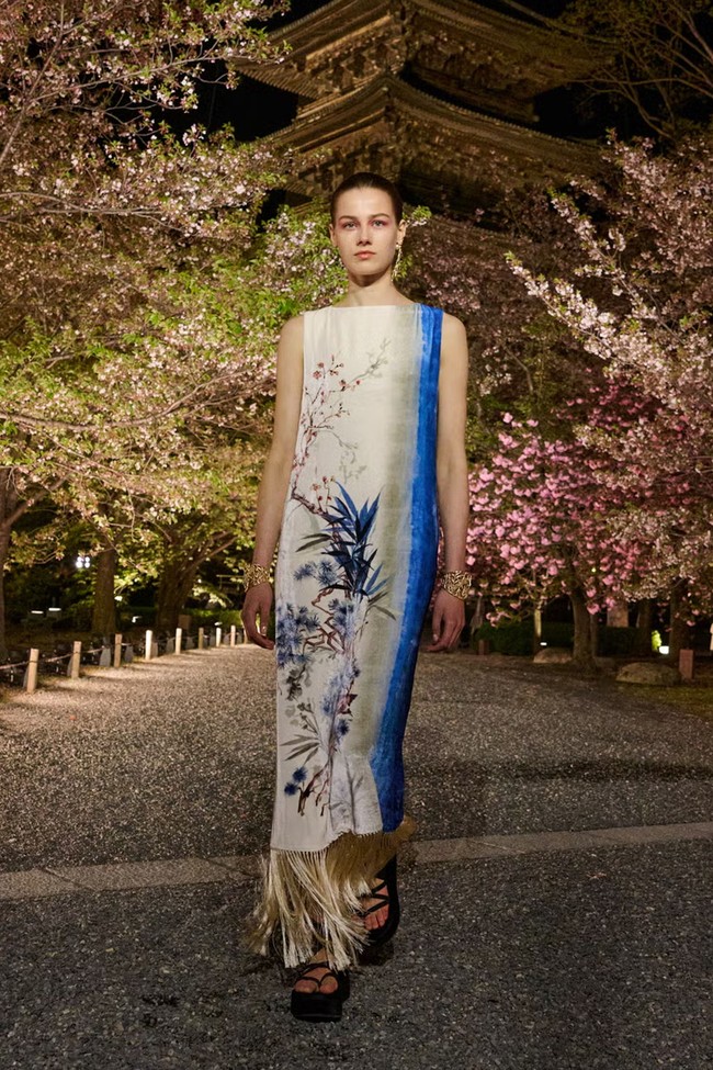 Fashion show koleksi Dior Pre-Fall 2025 di di taman bersejarah Kuil To-ji, sebuah situs Warisan Dunia UNESCO yang berada di Kyoto, Jepang. Dior menghadirkan koleksi haute couture yang memadukan tekstil Jepang dengan estetika khas Dior.  Foto: Dok. Dior