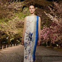 Fashion show koleksi Dior Pre-Fall 2025 di di taman bersejarah Kuil To-ji, sebuah situs Warisan Dunia UNESCO yang berada di Kyoto, Jepang. Dior menghadirkan koleksi haute couture yang memadukan tekstil Jepang dengan estetika khas Dior.  Foto: Dok. Dior