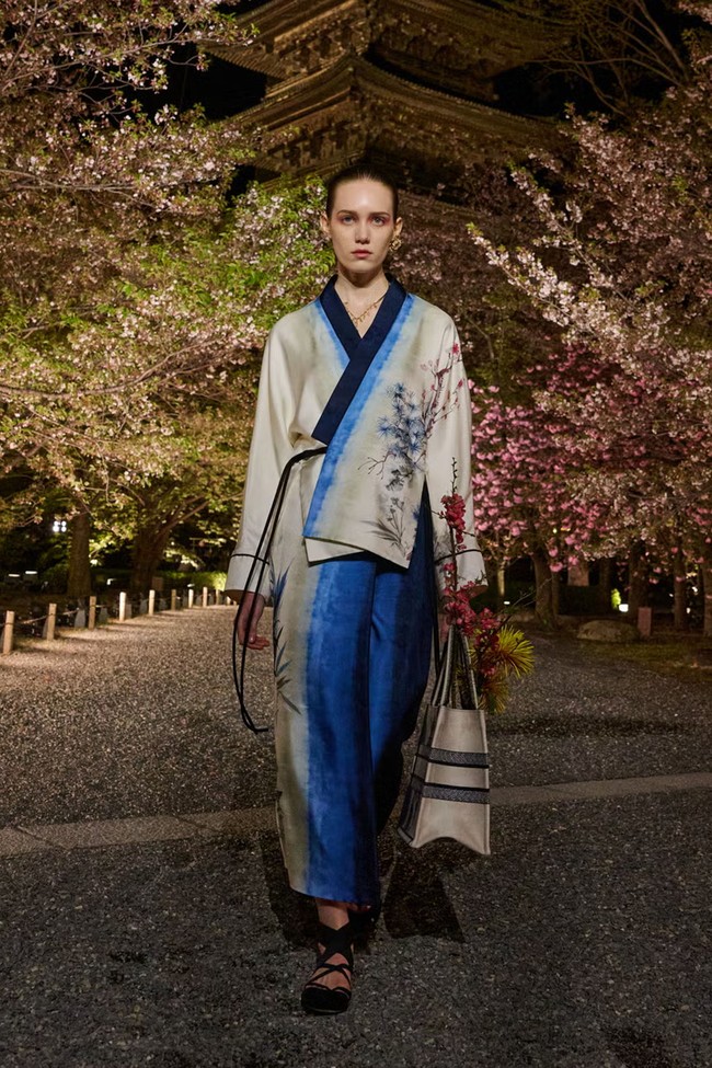 Fashion show koleksi Dior Pre-Fall 2025 di di taman bersejarah Kuil To-ji, sebuah situs Warisan Dunia UNESCO yang berada di Kyoto, Jepang. Dior menghadirkan koleksi haute couture yang memadukan tekstil Jepang dengan estetika khas Dior. Foto: Dok. Dior