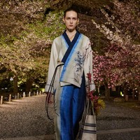 Fashion show koleksi Dior Pre-Fall 2025 di di taman bersejarah Kuil To-ji, sebuah situs Warisan Dunia UNESCO yang berada di Kyoto, Jepang. Dior menghadirkan koleksi haute couture yang memadukan tekstil Jepang dengan estetika khas Dior. Foto: Dok. Dior