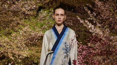 10 Koleksi Dior Pre-Fall 2025, Fashion Show Berlatar Sakura di Jepang