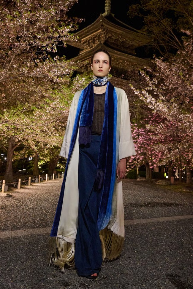 Fashion show koleksi Dior Pre-Fall 2025 di di taman bersejarah Kuil To-ji, sebuah situs Warisan Dunia UNESCO yang berada di Kyoto, Jepang. Dior menghadirkan koleksi haute couture yang memadukan tekstil Jepang dengan estetika khas Dior.  Foto: Dok. Dior