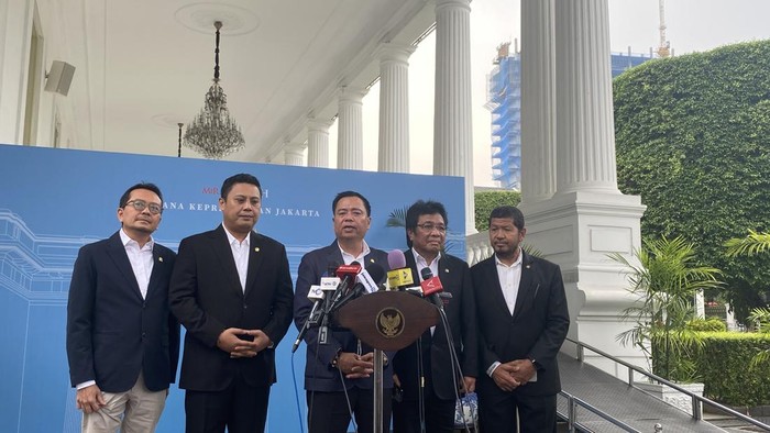 Pimpinan Komisi V DPR yang menemui Prabowo yakni Ketua Lasarus, Wakil Ketua Syaiful Huda, Wakil Ketua Ridwan Bae, Wakil Ketua Roberth Rouw dan Wakil Ketua Andi Iwan Darmawan Aras di Istana Kepresidenan Jakarta, Kamis (17/4/2025).
