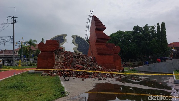 Kondisi gapura Alun-alun Taman Pataraksa sebagai ikon Kabupaten Cirebon pasca ambruk