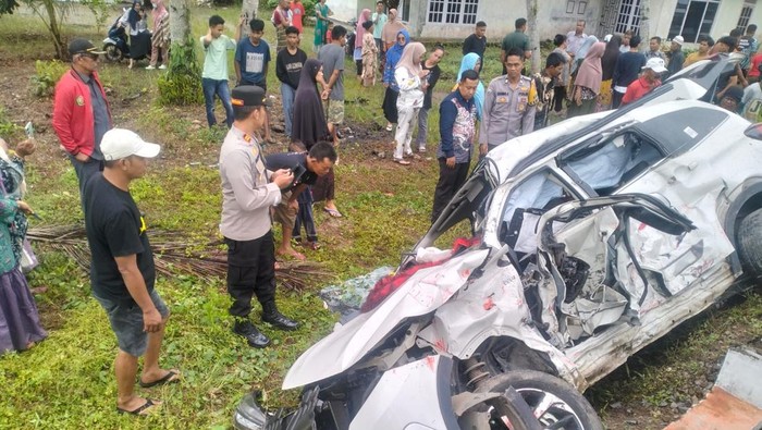 Kondisi mobil Rush warna Putih dengan nomor polisi BA 1089 VC hancur usai terlibat tabrakan dengan kereta api di Padang Pariaman, Sumbar. (Dok. Istimewa)