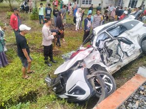 Lagi Tabrakan Kereta Vs Minibus di Pariaman, 2 Orang Terjepit