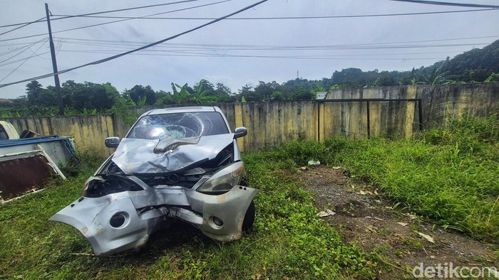 kondisi Mobil yang ringsek usai kecelakaan