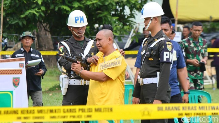 Kopda Basar melakukan reka adegan menembak AKP Anumerta Lusiyanto