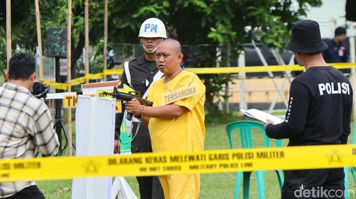 Kopda Basar saat melakukan rekonstruksi penembakan terhadap tiga polisi