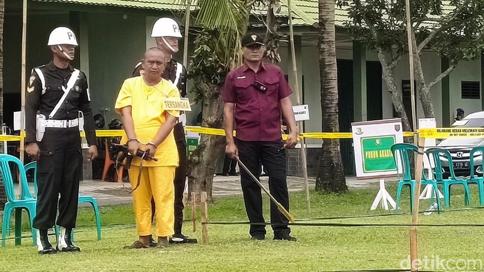 Kopda Basar saat menjalani rekonstruksi penembakan polisi di Lampung.