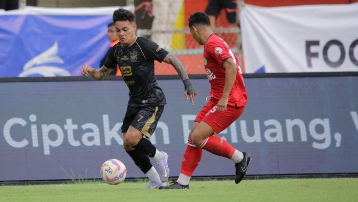 Laga Semen Padang melawan PSIS Semarang di Stadion Haji Agus Salim, Kamis (17/4/2025).