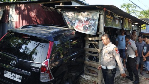 Polisi olah TKP tabrakan yang melibatkan mobil Avanza dan pejalan kaki serta toko sembako di Kota Kupang, NTT. (Dok. Satlantas Polresta Kupang Kota).