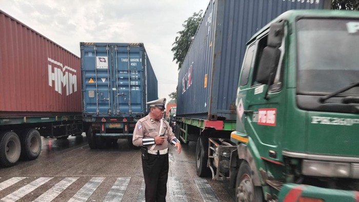 Lalu lintas di Jalan Yos Sudarso, Jakarta Utara macet imbas kepadatan di Pelabuhan Tanjung Priok.