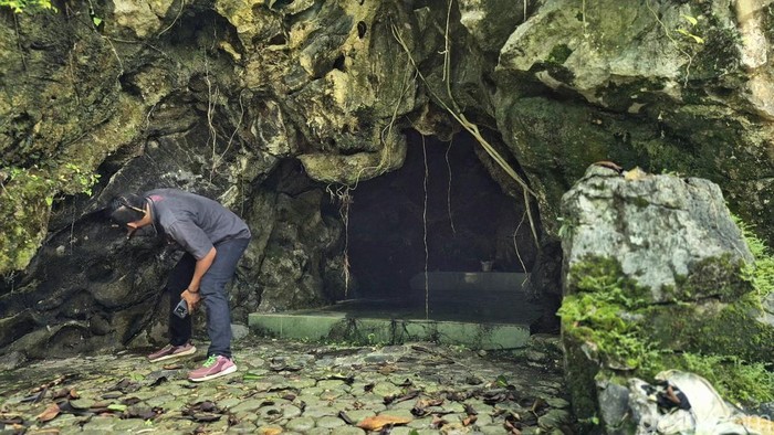 Lokasi gua yang diklaim selaku makom Sayidina Ali di Sukabumi. Lokasi gua yang diklaim selaku makom Sayidina Ali di Sukabumi.