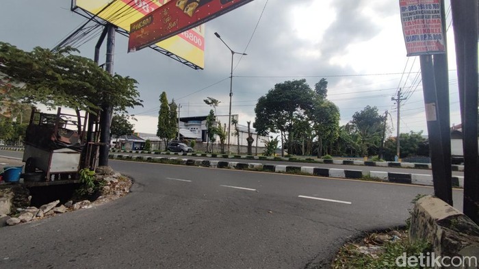 Lokasi truk tronton gagal manuver hingga tersangkut pembatas jalan di Pasar Jambon, Trihanggo, Gamping, Sleman, Kamis (17/4/2025)