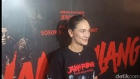 Luna Maya tersenyum manis saat ditanya mengenai bakal dinikahi Maxime Bouttier bulan depan. Foto: Ahsan/detikhot