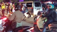Warga yang hendak pulang kerja terdampak kemacetan parah di Yos Sudarso. Kendaraan bermotor antre menunggu kemacetan (Dok Fitri).