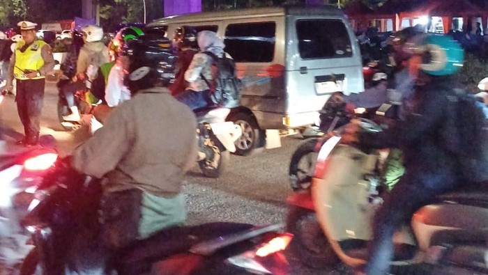 Macet parah di Jalan Yos Sudarso, Tanjung Priok, Jakarta Utara (Jakut) masih terjadi hingga malam ini. Warga yang hendak pulang kerja terdampak kemacetan ini. (Dok istimewa).