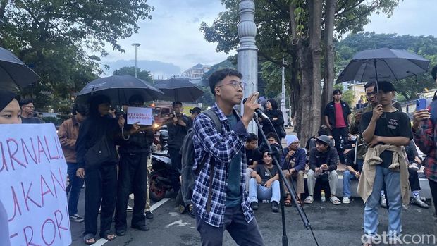 Massa menggelar aksi Kamisan di halaman Mapolda Jateng, Kecamatan Semarang Selatan, Kota Semarang, Kamis (17/4/2025).
