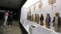 Beragam wayang Wali Songo juga dipamerkan di sini.  