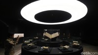 Pengunjung melihat berbagai koleksi Al-quran.  