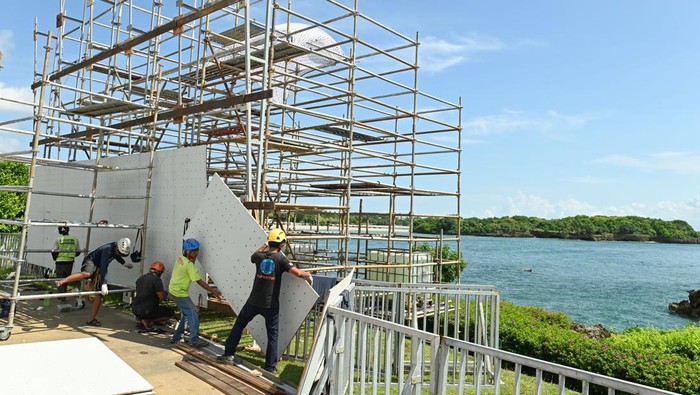 Melihat Persiapan IFSC Climbing World Cup Bali 2025 Pekerja menyelesaikan pembangunan dinding panjat tebing untuk ajang International Federation of Sport Climbing (IFSC) Climbing World Cup Bali 2025 di kawasan Pulau Peninsula, Nusa Dua, Badung, Bali, Kamis (17/4/2025). Berbagai persiapan dilakukan di lokasi tersebut dengan progres telah mencapai sekitar 80 persen untuk ajang panjat tebing internasional yang akan melombakan nomor speed dan lead pada 2-4 Mei 2025. ANTARA FOTO/Fikri Yusuf/nym.