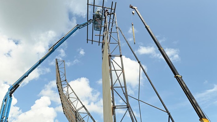 Melihat Persiapan IFSC Climbing World Cup Bali 2025 Pekerja menyelesaikan pembangunan dinding panjat tebing untuk ajang International Federation of Sport Climbing (IFSC) Climbing World Cup Bali 2025 di kawasan Pulau Peninsula, Nusa Dua, Badung, Bali, Kamis (17/4/2025). Berbagai persiapan dilakukan di lokasi tersebut dengan progres telah mencapai sekitar 80 persen untuk ajang panjat tebing internasional yang akan melombakan nomor speed dan lead pada 2-4 Mei 2025. ANTARA FOTO/Fikri Yusuf/nym.