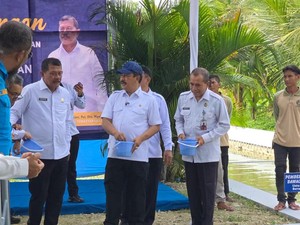 Usai Panen Padi Bareng Napi, Menteri Agus Panen Ikan di Lapas Terbuka Nusakambangan
