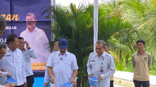 Menteri Imipas Agus Panen Ikan