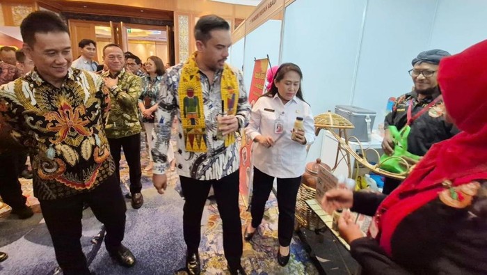 Menteri Maman Ajak Stakeholder Kolaborasi Kembangkan UMKM Menteri Usaha Mikro Kecil Menengah (UMKM) Maman Abdurahman saat menjadi pembicara Indonesia Guarantee Summit 2025 yang digagas Asosiasi Perusahaan Penjaminan Indonesia (Asippindo) di Jakarta.
