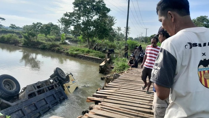 Mobil truk terguling saat melintasi jembatan kayu di Panimbahan, Pandeglang. (Dok. Istimewa).