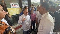 Wali Kota Surabaya Eri Cahyadi mendampingi 30 eks karyawan UD Sentoso Seal yang menjadi korban penahanan ijazah membuat laporan ke polisi.