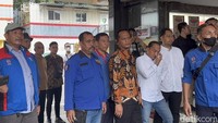 Selain itu, Eri juga menjumpai secara langsung puluhan korban yang mulai berdatangan untuk melapor di SPKT Polres Tanjung Perak. Eri memberikan dukungan moral kepada para korban.