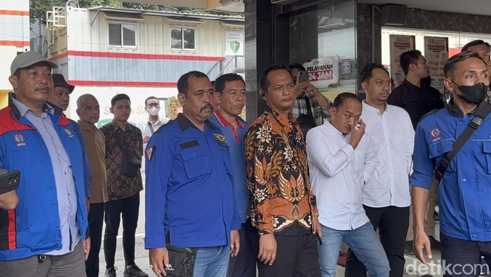 Momen Eri Cahyadi dampingi korban penahanan ijazah lapor polisi