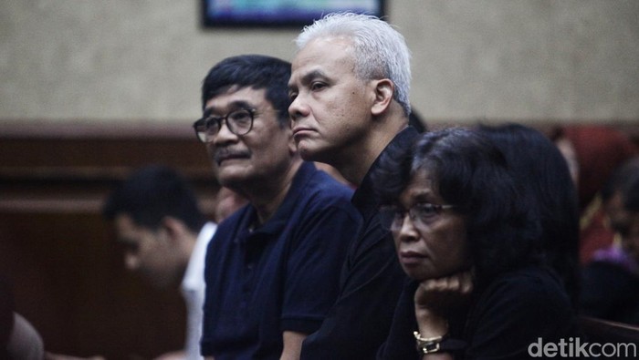 Momen Ganjar-Djarot Hadiri Sidang Hasto untuk Beri Semangat Ganjar Pranowo dan Djarot Saiful Hidayat menghadiri sidang Hasto Kristiyanto di Pengadilan Tipikor, Jakarta. Kedatangannya untuk memberikan semangat kepada Hasto.