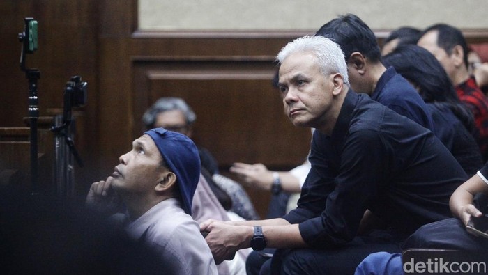 Ganjar Pranowo dan Djarot Saiful Hidayat menghadiri sidang Hasto Kristiyanto di Pengadilan Tipikor, Jakarta. Kedatangannya untuk memberikan semangat kepada Hasto.