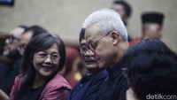 Selain Ganjar, Ketua DPP PDIP Djarot Saiful Hidayat turut hadir dalam persidangan.  