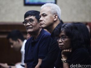 Momen Ganjar-Djarot Hadiri Sidang Hasto untuk Beri Semangat