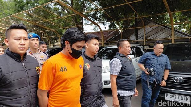 MSF (berbaju oranye), dokter yang mencabuli pasiennya di Garut.