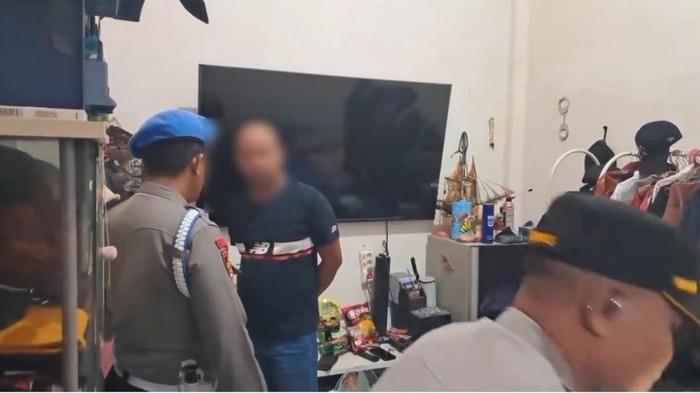 Oknum anggota Polres Pangkep digerebek istri bareng wanita lain di Gowa.
