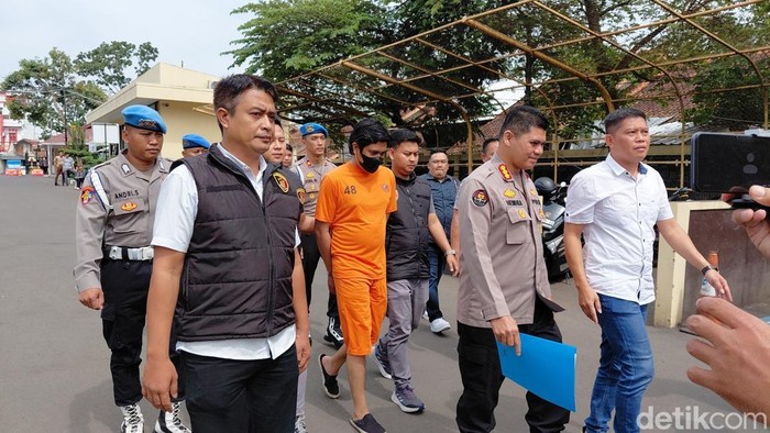 Oknum dokter cabul di garut, yakni Dokter Iril saat berbaju tahanan. Oknum dokter cabul di garut, yakni Dokter Iril saat berbaju tahanan.