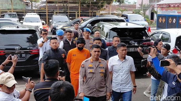 Oknum dokter cabul di garut, yakni Dokter Iril saat berbaju tahanan.