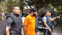 Pada Kamis, (17/4/2025) pagi, Iril ditampilkan polisi dalam konferensi pers kasusnya, yang digelar di Aula Mumun Surachman, Polres Garut. Dia tampak lesu. Kepalanya tertunduk dengan baju tahanan warna oranye dan borgol yang melekat di tubuhnya.  Iril bungkam saat ditanya awak media, ketika digiring ke lokasi oleh polisi.