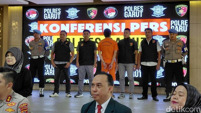 Oknum dokter cabul di Garut, yakni Dokter Iril saat berbaju tahanan.