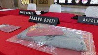 Terkait aksi cabul Dokter Iril dalam video yang viral di medsos sendiri, itu masih diselidiki oleh polisi. Sebab, hingga saat ini, polisi masih menunggu pelaporan resmi dari korban, untuk memenuhi syarat formil dalam menangani kasusnya. Kendati demikian, Iril kini ditetapkan tersangka dalam kasus pencabulan yang lain.