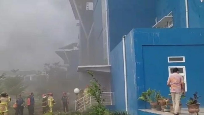 Panel listrik gedung Fakultas Psikologi UIN RF Palembang Kampus Jakabaring terbakar, Kamis (17/4/2025) pagi.