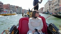 Kalau di Venesia sudah pasti wajib naik gondola. Anisha Rosnah, sang istri terlihat sangat cantik selagi menikmati pemandangan di sepanjang kana Venesial. (Instagram/@tmski)