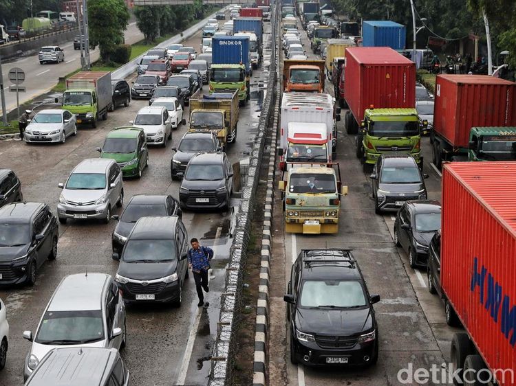 Parah! Jalan Yos Sudarso Arah Pelabuhan Tanjung Priok Macet Sejak Semalam