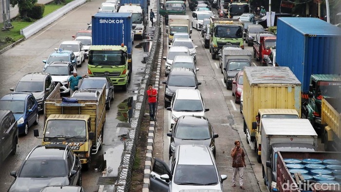 Arus lalu lintas di Jalan Yos Sudarso yang mengarah ke Pelabuhan Tanjung Priok macet, Kamis (17/4/2025) pagi. Kemacetan itu terjadi sejak semalam.