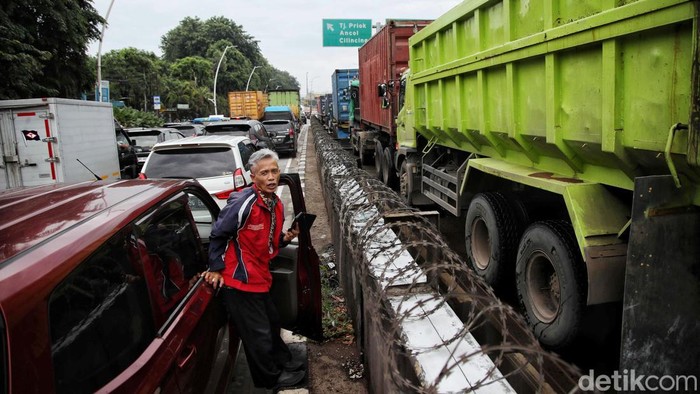 Arus lalu lintas di Jalan Yos Sudarso yang mengarah ke Pelabuhan Tanjung Priok macet, Kamis (17/4/2025) pagi. Kemacetan itu terjadi sejak semalam.
